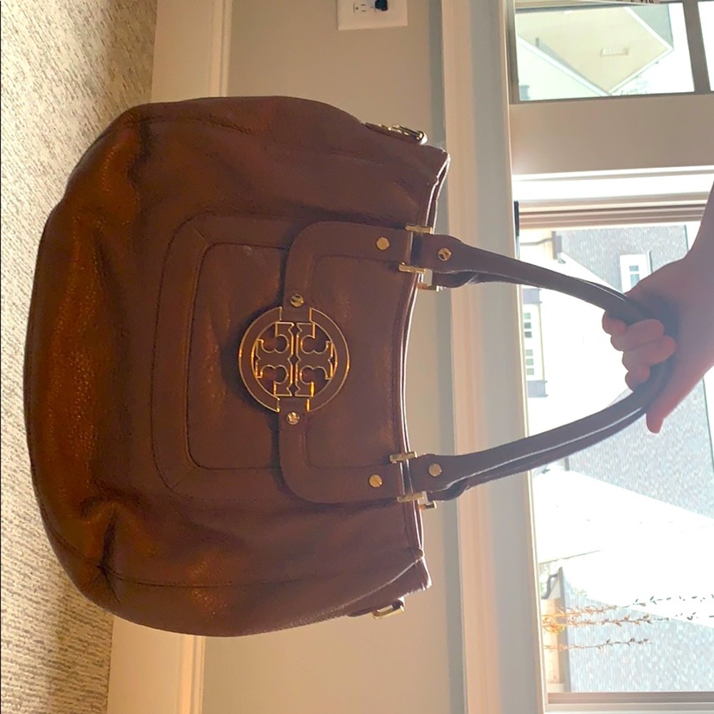 Leather shoulder bag and gold Tory Burch symbol